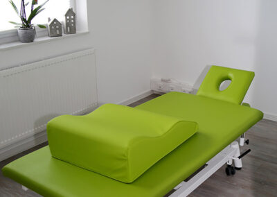 grüne Behandlungsliege mit Lymphkissen