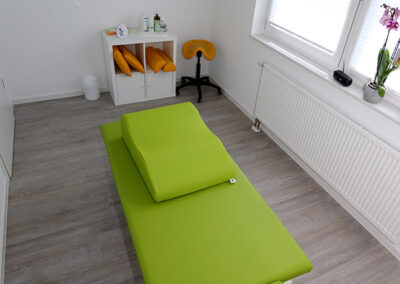 Behandlungsraum mit grüner Behandlungsliege