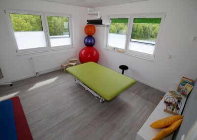 Kinderbenhandlungsraum mit Pezzibällen
